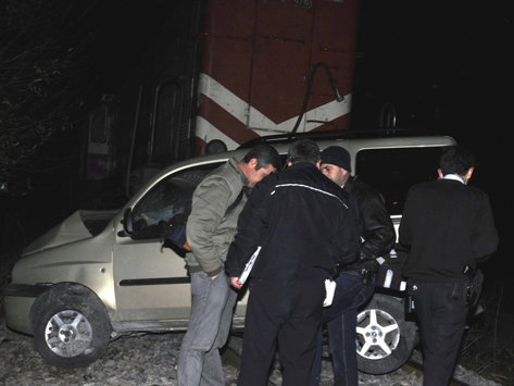 Tren Hemzemin Geçitte Araca Çarptı