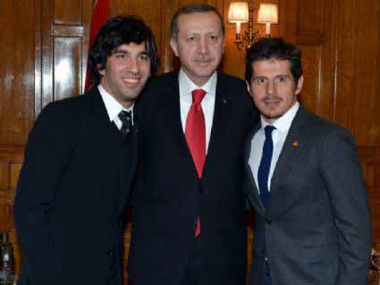 Başbakan Arda'nın Saçına Takıldı