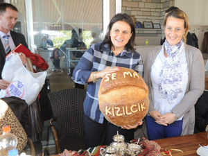 Bayan Kızılcık İncelemelerde bulundu