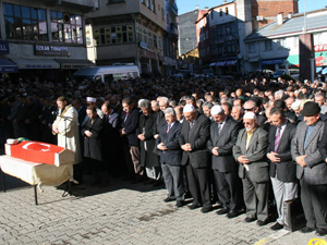 Gümrükçüoğlu yalnız bırakmadı