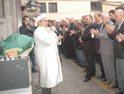 Cenaze töreninde yaşanan ilginç olay