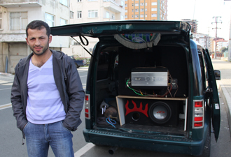 Mezara girdi ama huyundan vazgeçmedi