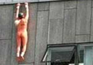 Bu çıplak adam ne yapıyor?