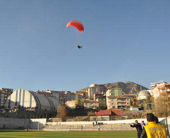 Maç sırasında sahaya paraşütle indi...