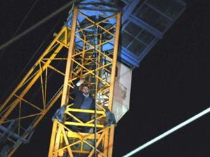 Parasını alamayınca kule vincine çıktı