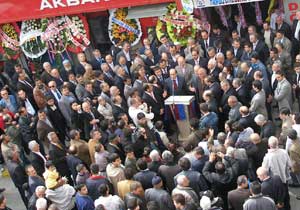 Canalioğlu'ndan bordo-mavi şov