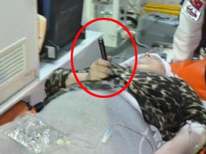 Korku filmi izledi, kendini bıçakladı!