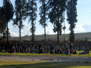 Savaş uçağı bombaladı, onlar kaçtı