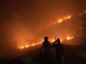 Korkutan yangında itfaiye eri yaralandı