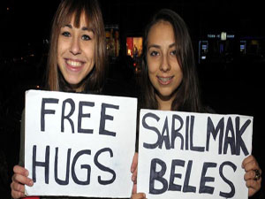 Liseli kızlar yoldan geçenlere sarıldılar