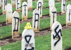 Şehit mezarlığına ırkçı saldırısı