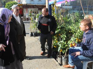 Trabzon'da Fidan satarak 6 çocuğa bakıyor