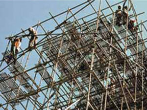 Gümüşhane'de iki işçi inşaattan düştü