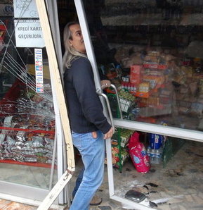 Pantolona düşen sigarayı almak isteyince