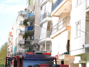 Yanan evine girerek,eşi ve kızını kurtardı