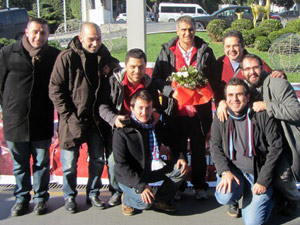 Güneş'e çiçek verdiler