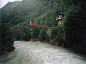 Rize'de  asma köprüye kilit