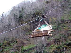 Trabzon'da cenaze teleferikle taşındı