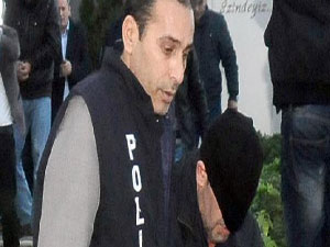 Döverek polisin kaburgasını kırdılar