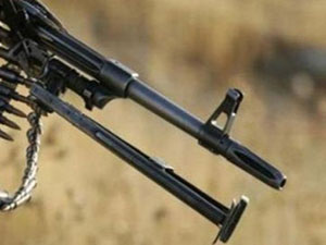 Silah sesinin geldiği yere koşan askerler...