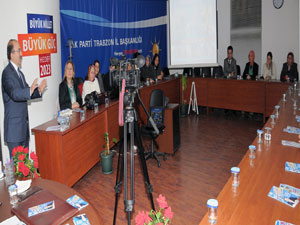 Gümrkçüoğlu AKP kadın kolları ile bir araya geldi