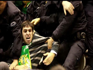 Taraftar polis tarafından coplandı.!