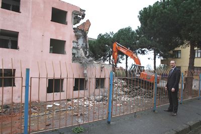 Eski hastane yıkılyor