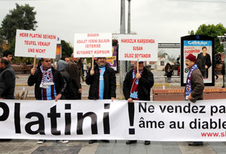 TS Taraftarın'dan Platini'ye pankartlı tepki