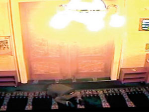 Kasayı açmadan içindeki parayı aldı!