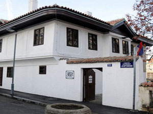 Türk izlerinin yok edildiği kent...