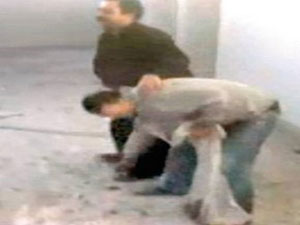 Evladından kalan parçaları topluyor !