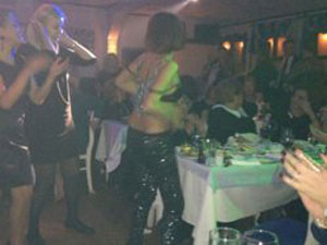 Sarhoş oldu sutyeniyle oturmak istedi