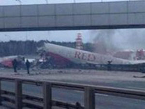 Uçak Otobana indi !