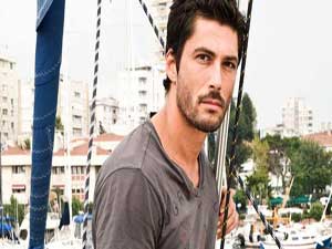 Ünlü dizi oyuncusu bıçaklandı