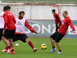 Trabzonspor'lu  futbolcular Antalya yolunda