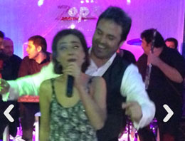 Yıldız Tilbe tavernada sütyenle