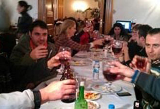 İçki yasağına şaraplı protesto