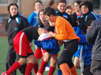 Kadın futbolcular tekme tokat kavga etti