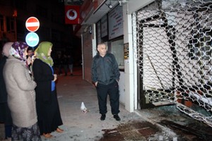 Otomobil kuyumcu dükkanına çarptı