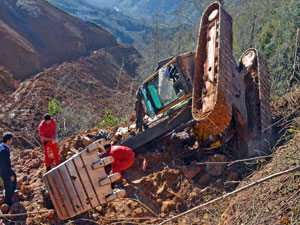 Rize'de iş makinesi devrildi: 1 ölü