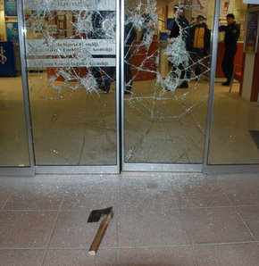 "İşe gir" dediler, baltayla bankaya girdi!