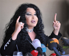 Muhabirlere  çekmeyin diye kızdı