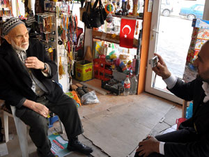 Şehit dedesinin mezarını arıyor