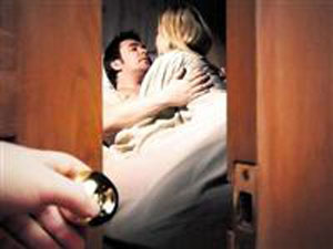 Yasak aşkını karısıyla kanka yaptı!