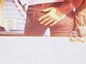 Sohbet ederken beni okşamaya başladı