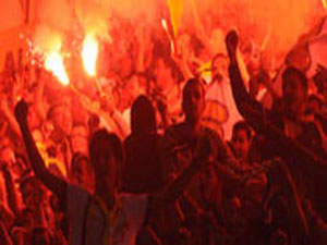 Tribünde ayağa kalkmak yasak