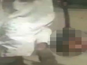 Bir elinde kılıç diğer elinde kesik kafa..!