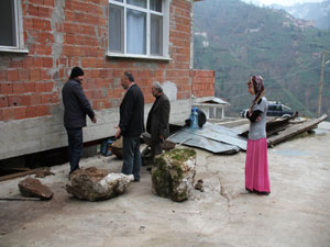 Yamaçtan kopan kayalar korku yarattı