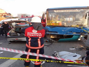 Halk otobüsü ile otomobil çarpıştı