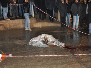 Hareket eden kamyonun önüne atladı